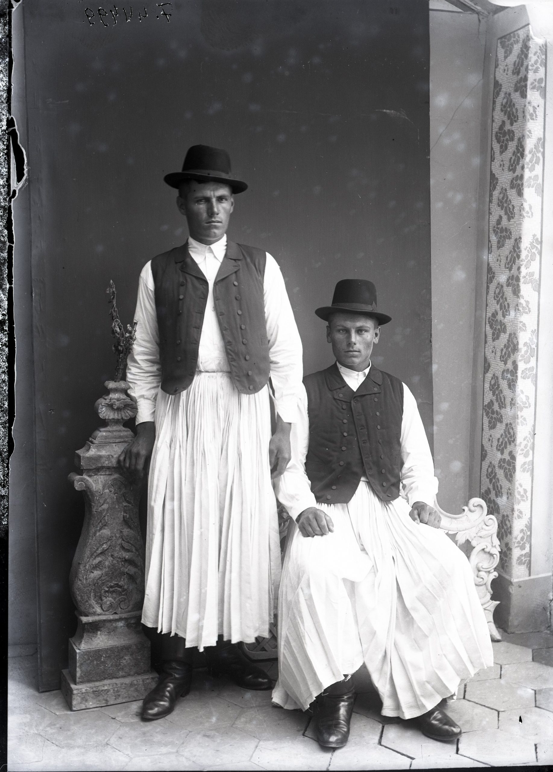 Két férfi hagyományos viseletben