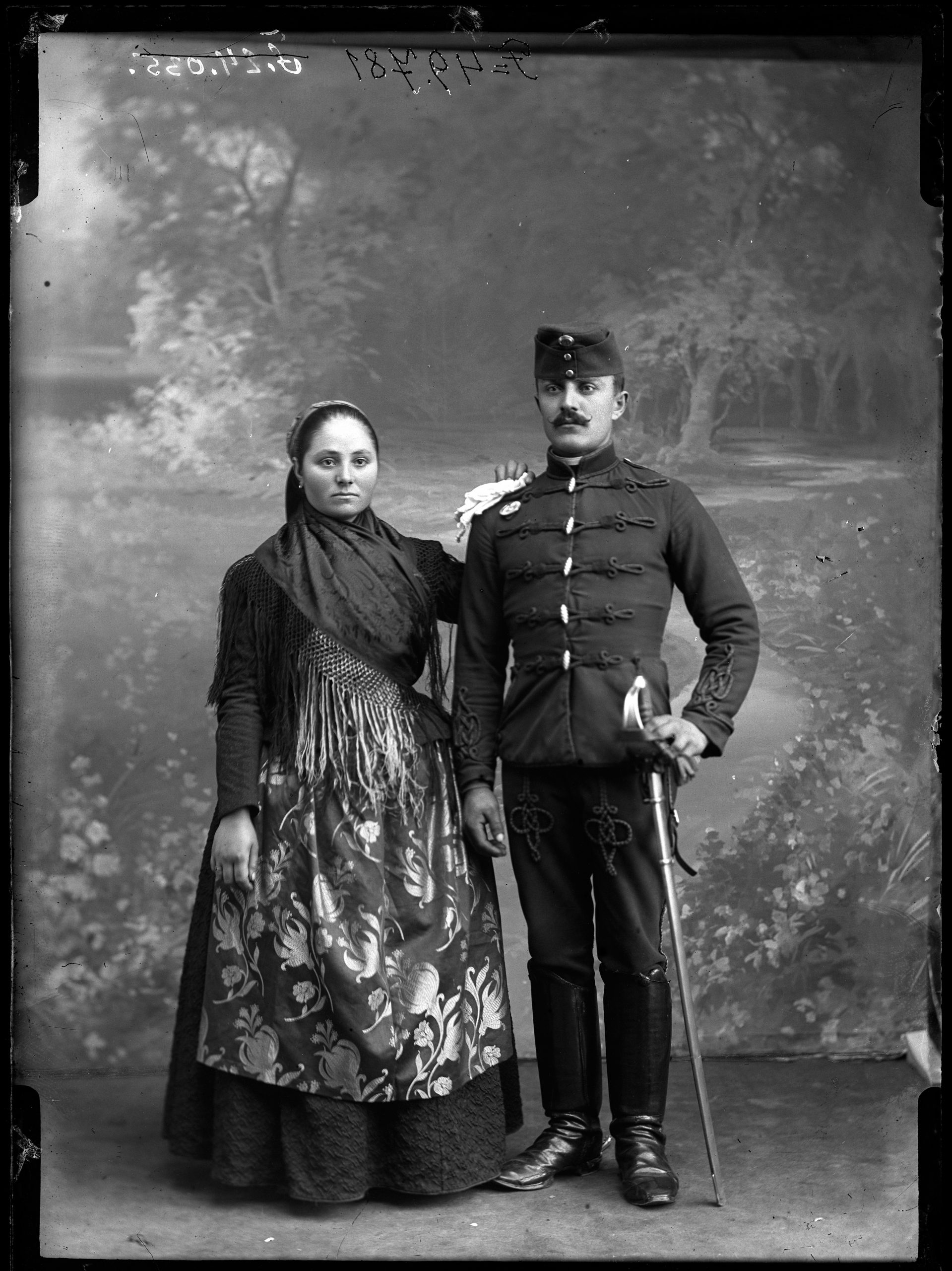 Házaspár Cegléd környékéről, a férj katonai egyenruhában