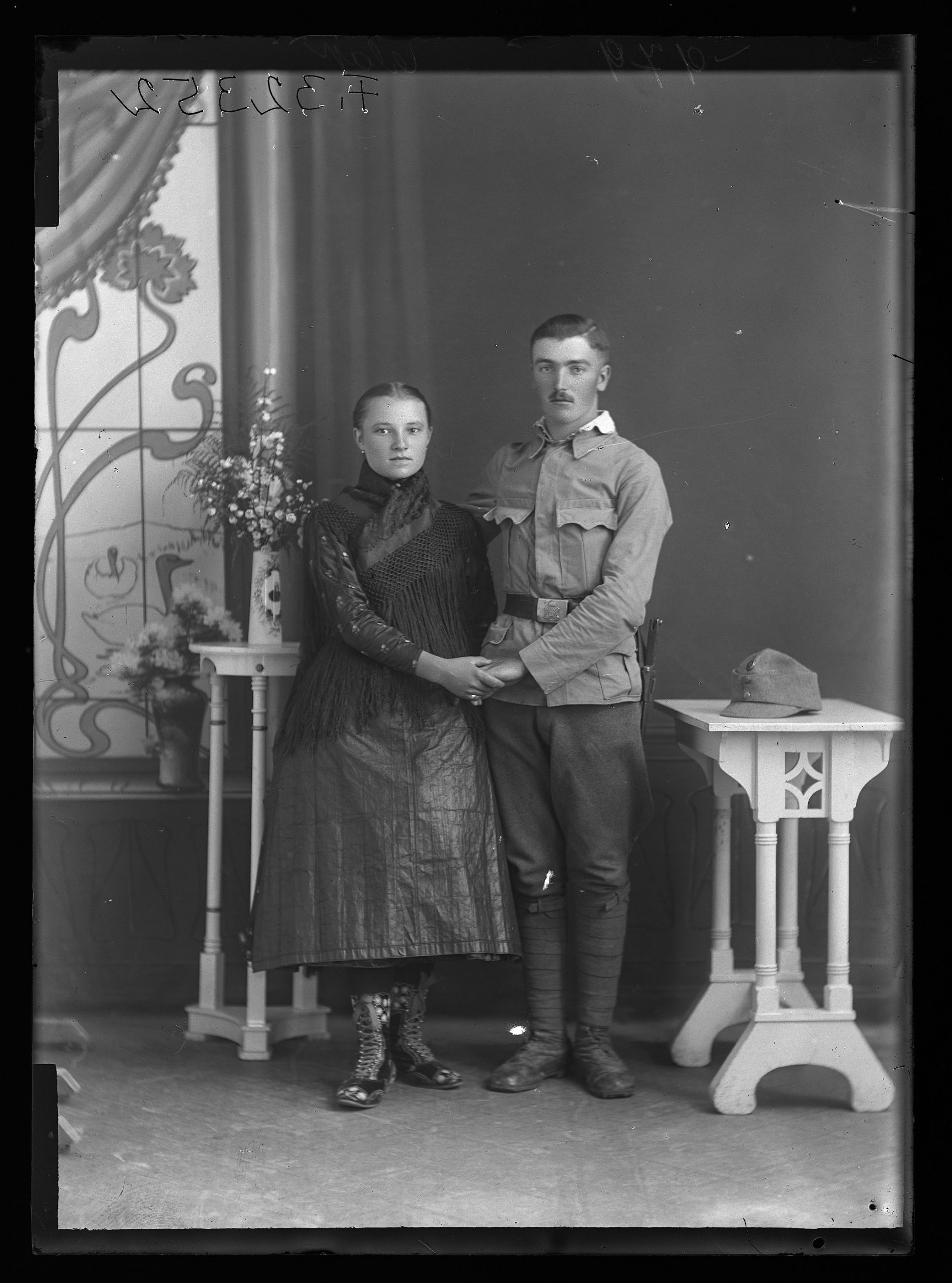 Fiatal házaspár, a férfi katonai egyenruhában