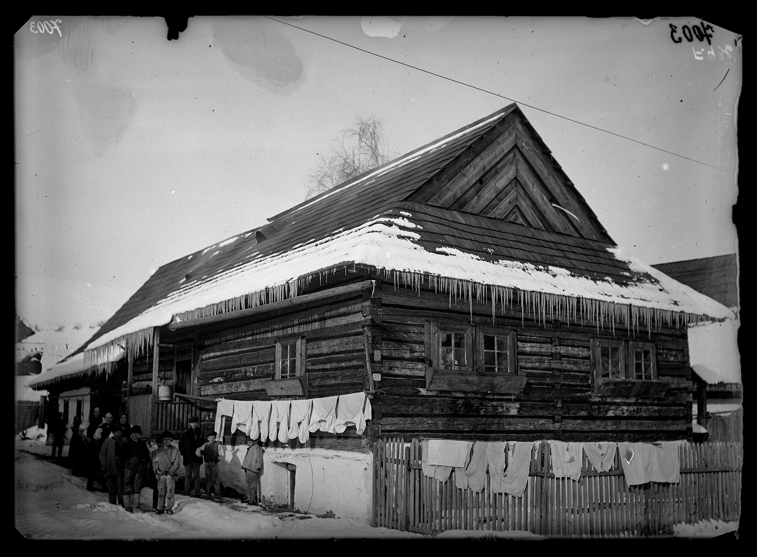 Zsindellyel fedett, fecskefogas boronafalú, szlovák ház