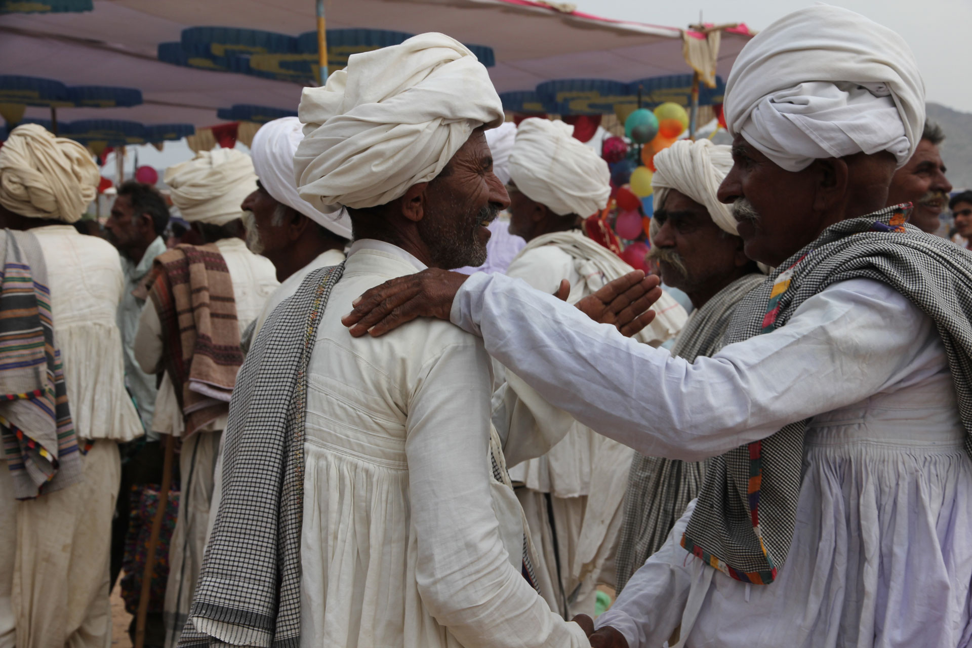 Rabari férfiak üdvözlik egymást a Holi hindu ünnepen