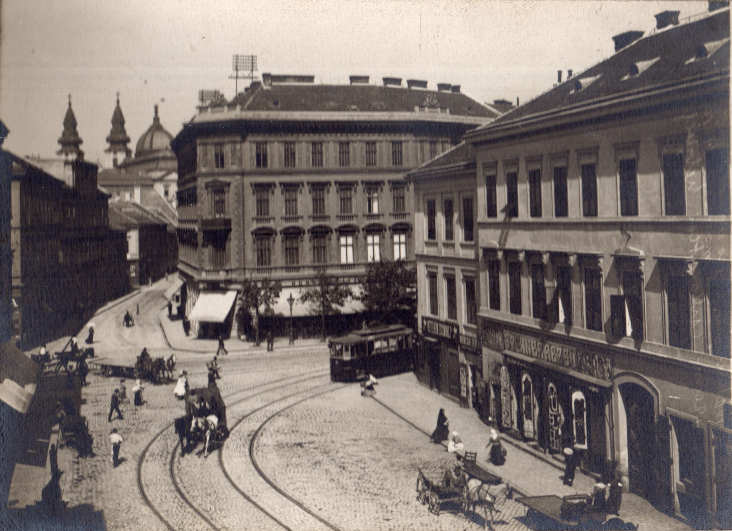 Kilátás a Néprajzi Múzeum Csillag utcai – ma a Lónyay és Gönczi Pál utca sarkán álló – épületből a Kálvin tér felé